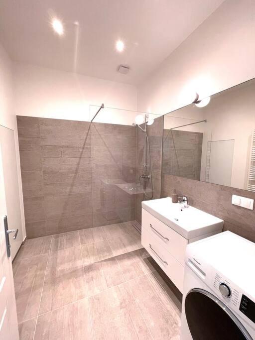 Brand New Spacious & Stylish Aptmt In City-Centre Wien Exterior foto